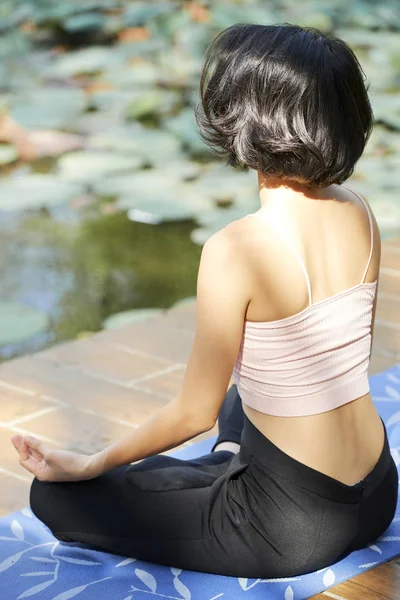 Young Woman Sitting Yoga Mat Pond Enjoying Morning Meditation — Stock Photo, Image