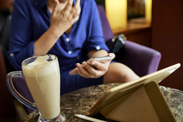 Empresária Mulher Bebendo Cappuccino Café Mensagens Verificação Seu Telefone — Fotografia de Stock