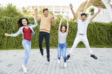 Mutlu Vietnamlı gençlerin heyecandan atlama grubu