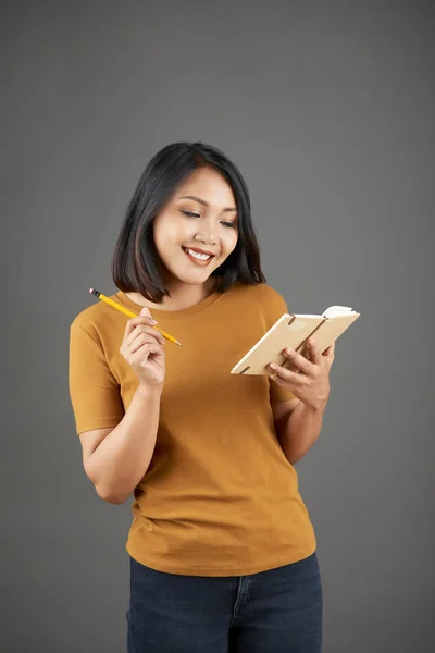 Retrato Chica Bonita Asiática Escribiendo Bloc Notas Sonriendo Mientras Está —  Fotos de Stock