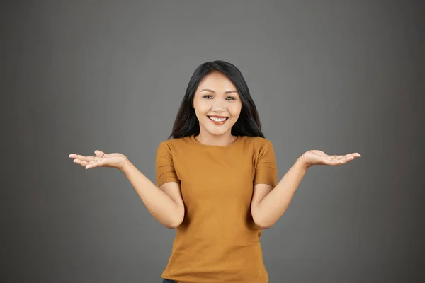 微笑的亚洲妇女的肖像 手臂耸耸肩 她的肩膀孤立在灰色背景 — 图库照片