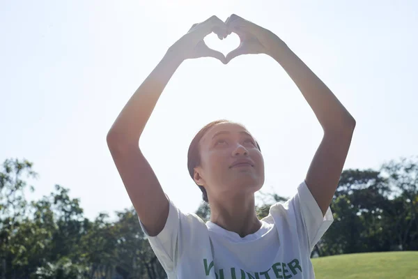 Азіатський Молодий Жінка Волонтер Підняв Руки Вгору Зробити Форму Серця — стокове фото