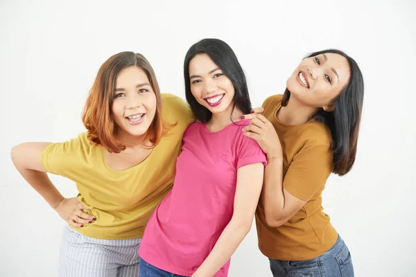 Bild Multietniska Unga Lyckliga Kvinnor Leende Kameran Samtidigt Stående Vit — Stockfoto