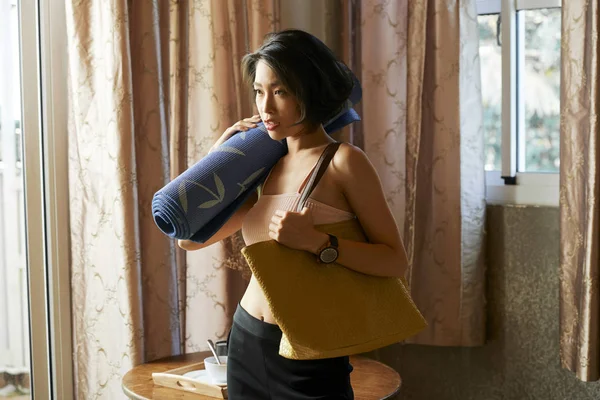Female Yoga Trainer Purse Yoga Mat Leaving Her House — Stock Photo, Image
