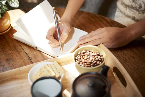 Frau Trinkt Kaffee Mit Keksen Und Schreibt Dankbarkeit Ihr Tagebuch — Stockfoto