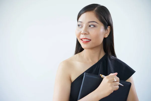 Junge Asiatische Geschäftsfrau Schwarzen Kleid Hält Schwarze Aktenmappe Mit Dokumenten — Stockfoto