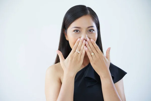 Portret Van Aziatische Jonge Mooie Vrouw Sluit Haar Mond Met — Stockfoto