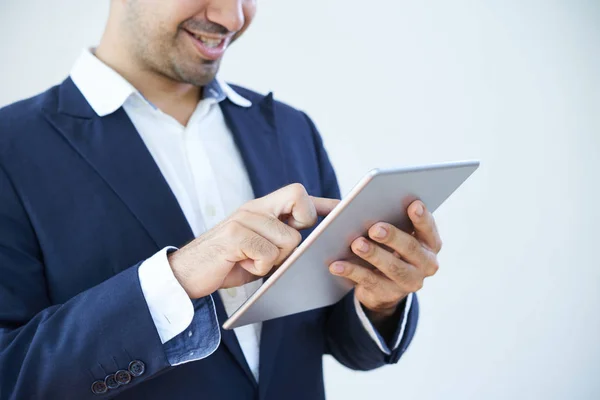 Close Empresário Segurando Tablet Digitando Sobre Ele Comunicar Line — Fotografia de Stock