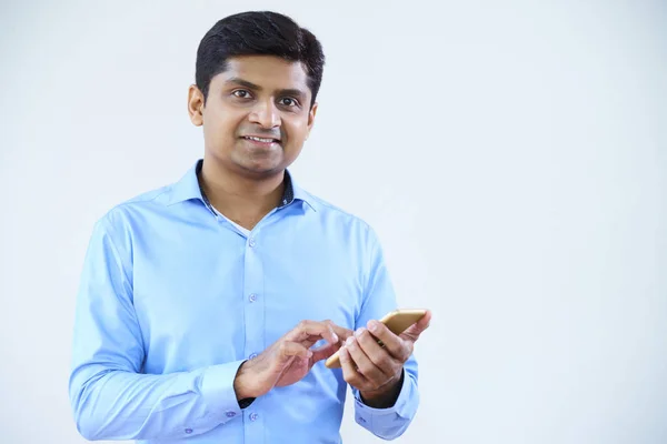 Portret Młodego Biznesmena Stojący Niebieskiej Koszulce Wpisując Wiadomość Telefon Komórkowy — Zdjęcie stockowe