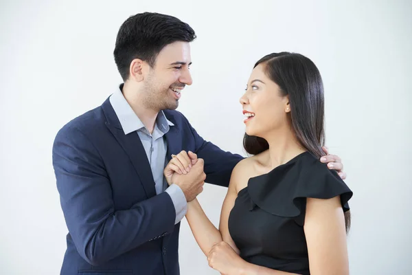 Joven Hombre Negocios Sonriente Felicitando Mujer Por Éxito Estrechando Mano — Foto de Stock