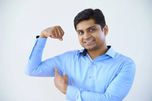 Portret Młodego Indyjskiego Biznesmena Ukazujący Jego Siłę Wskazujący Mięśnie Wyizolowane — Zdjęcie stockowe