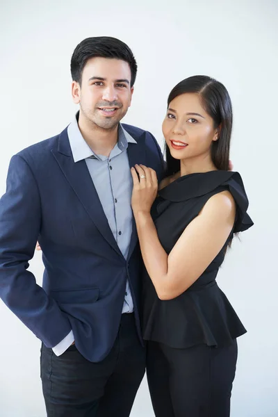 Retrato Jovem Casal Multi Étnico Vestuário Formal Abraçando Sorrindo Para — Fotografia de Stock
