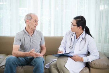 Pratisyen hekim evde üst düzey hasta ziyaret ve şikayetlerini yazma