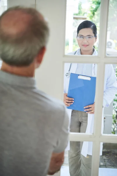 Praktický Lékař Přijede Domu Svého Staršího Pacienta — Stock fotografie