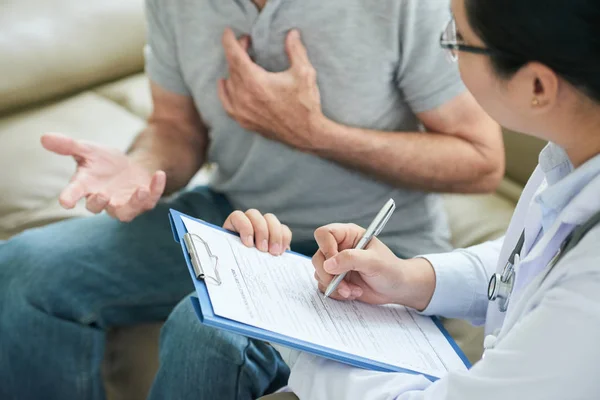 Imagem Recortada Médico Conversando Com Paciente Preenchendo Formulário Pedido Seguro — Fotografia de Stock