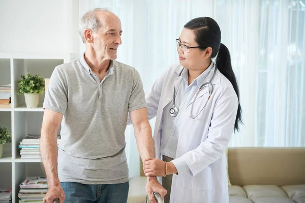 Enfermera Joven Positiva Visitando Paciente Mayor Casa — Foto de Stock