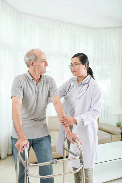 Sjukgymnast Besöker Senior Man Att Hjälpa Honom Rehabiliteringsprocessen — Stockfoto