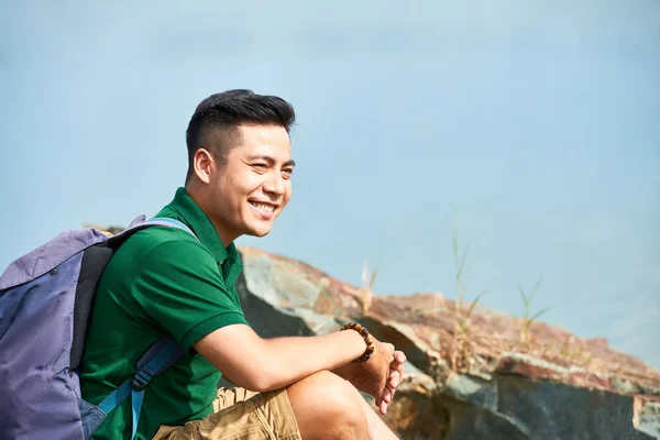 Fröhlicher Junger Mann Mit Rucksack Genießt Aussicht Vom Berggipfel — Stockfoto