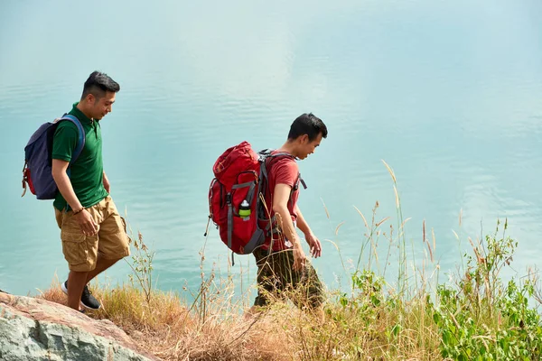 Two Hikers Backpacks Walking Lake Search Best Place Tent — Stock Photo, Image