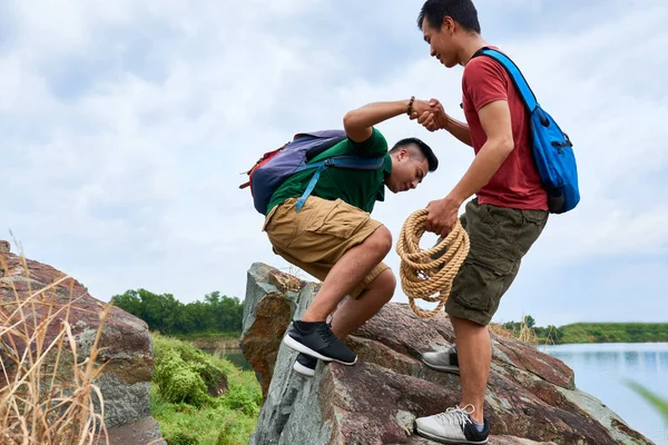 Vietnamský Mladý Muž Pomáhající Svému Příteli Šplhat Horách — Stock fotografie