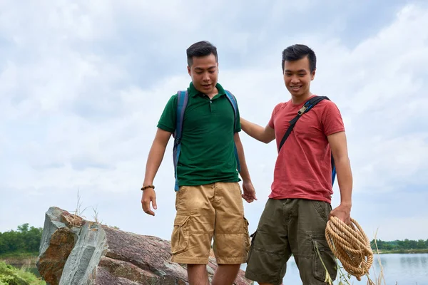Outdoor Climbing Instructor Patting His Friend Back Difficult Exercise — Stock Photo, Image