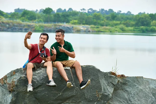 Jóvenes Vietnamitas Felices Sentados Una Roca Grande Tomando Selfies Smartphone — Foto de Stock