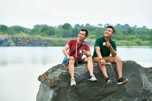 Glada Unga Vietnamesiska Vandrare Vilar Big Rock Och Njuter Hett — Stockfoto