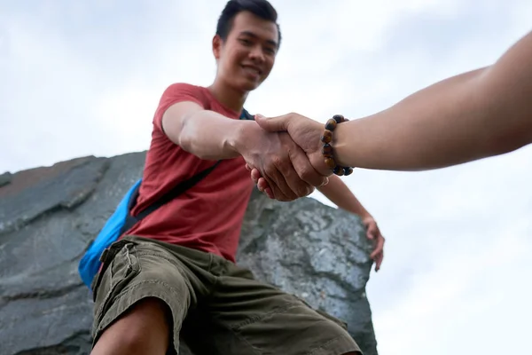 Caminante Dando Mano Amigo Para Ayudarle Con Escalada Pared — Foto de Stock