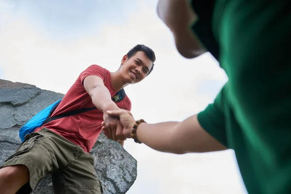 Vrolijke Jonge Aziatische Wandelaar Die Vriend Helpt Berg Klimmen — Stockfoto