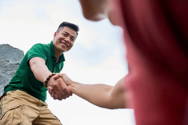 Knappe Jonge Vietnamese Man Die Zijn Hand Uitstrekte Een Andere — Stockfoto