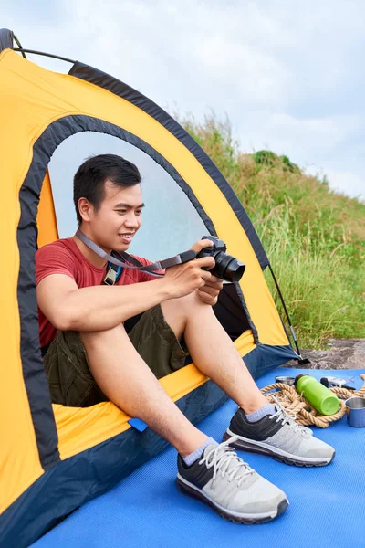 Giovane Viaggiatore Vietnamita Seduto Tenda Guardando Foto Sulla Sua Macchina — Foto Stock