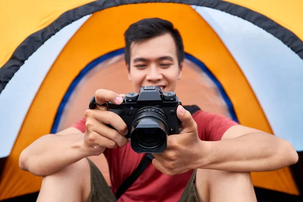 Vidám Fiatal Ázsiai Utazó Látszó Egy Képernyő Ból Digitális Fényképezőgép — Stock Fotó