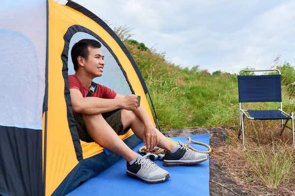 Счастливый Молодой Вьетнамский Мужчина Сидит Палатке Пьет Горячий Чай Наслаждается — стоковое фото