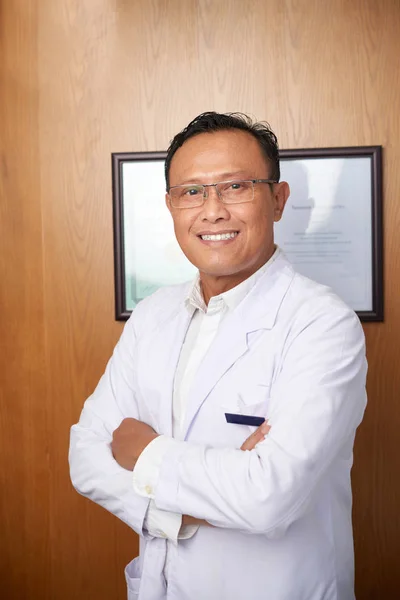 Portret Van Aziatische Succesvolle Plastisch Chirurg Brillen Witte Vacht Staande — Stockfoto