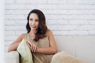 Evde kanepede dinlenen güzel genç düşünen kadın