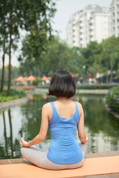 Rear View Young Woman Meditating Pond Park — Stock Photo, Image