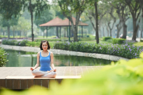 Lachende Kalme Jonge Aziatische Vrouw Lotuspositie Genieten Van Meditatie — Stockfoto