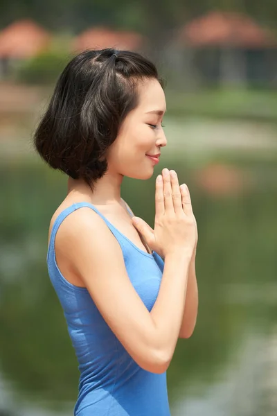 Вьетнамская Молодая Женщина Медитирует Утром Открытом Воздухе — стоковое фото