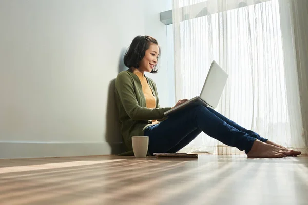 Mulher Vietnamita Muito Sorridente Sentada Chão Seu Quarto Trabalhando Laptop — Fotografia de Stock