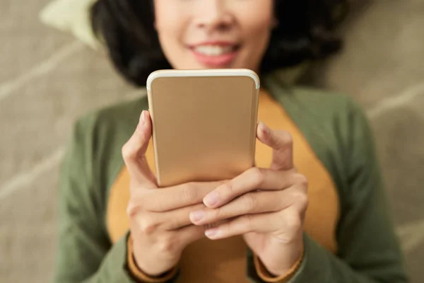 Immagine Ravvicinata Una Donna Sdraiata Sul Pavimento Che Messaggia Con — Foto Stock