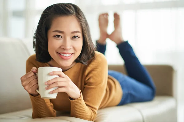 Retrato Bela Jovem Com Xícara Café Descansando Sofá — Fotografia de Stock