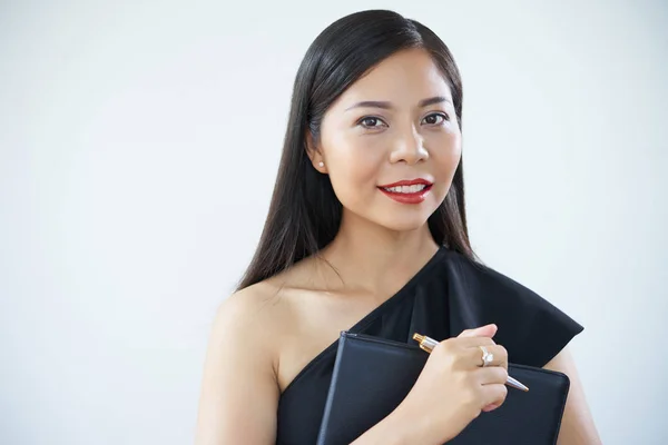 Asyalı Genç Kadını Kalem Ile Klasör Tutan Kamera Gülümseyen Portresi — Stok fotoğraf