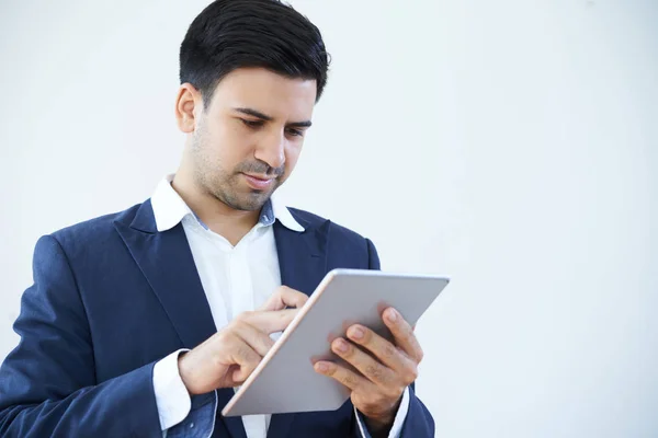 Serieus Vertrouwen Kantoormedewerker Suit Typen Digitale Tablet Online Communiceren Witte — Stockfoto