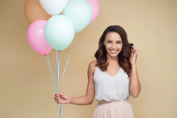 Brünette Schöne Lächelnde Junge Frau Mit Luftballons — Stockfoto