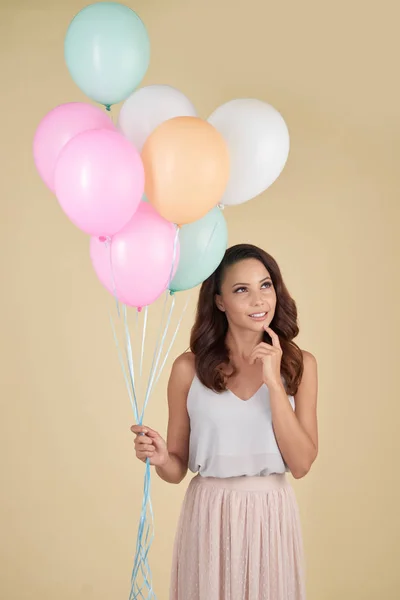 Portrait Jeune Femme Chérissante Avec Des Ballons Levant Les Yeux — Photo