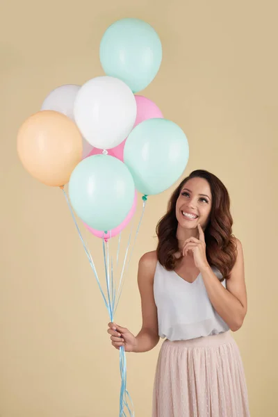 Renkli Balonlar Tutan Neşeli Çekici Genç Kadın — Stok fotoğraf