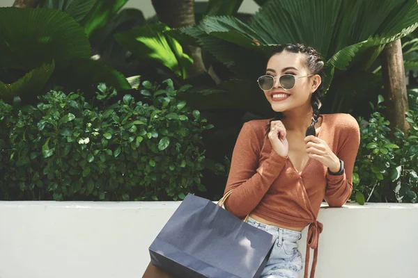 Sorridente Donna Elegante Occhiali Sole Piedi Con Borse Della Spesa — Foto Stock