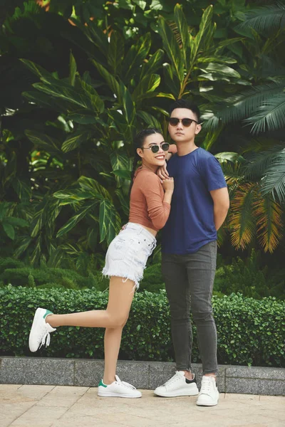 Retrato Pareja Asiática Elegante Gafas Sol Pie Aire Libre Sonriendo —  Fotos de Stock