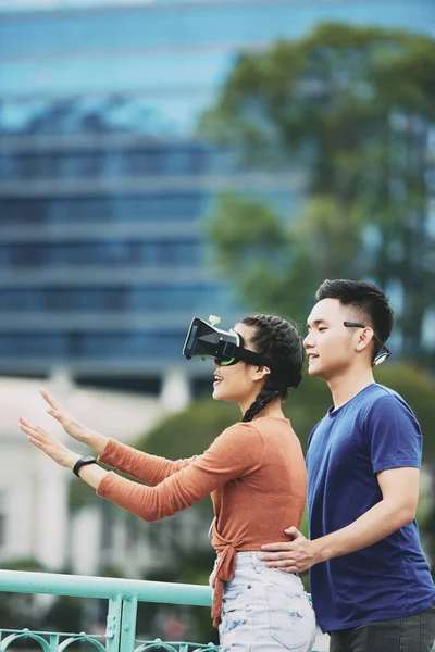 Giovane Donna Che Indossa Occhiali Realtà Virtuale Guardando Video Mentre — Foto Stock