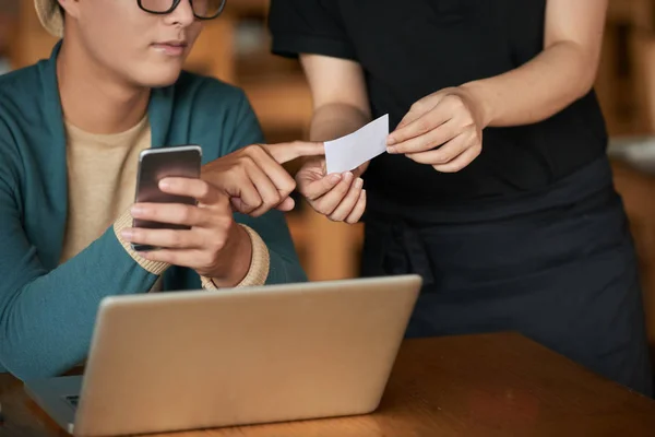 Kelner Przedstawiający Papier Numerem Telefonu Kierownika Restauracji Klienta — Zdjęcie stockowe